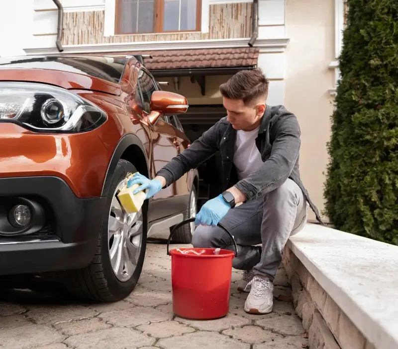 Lavage auto à domicile Pouldergat : professionnel intervenant sur un véhicule